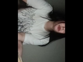 Busty цыпочка сексуально двигает своим телом