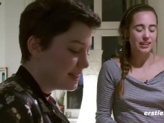 Ersties - Effie und Birgit machen erst ein Omelett und dann Liebe - Screenshot 15 of 16 - German