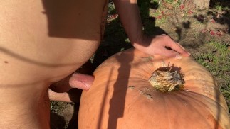 Ich Ficke meinen Riesen Halloween Kürbis und spritze auf ihn ab 2024