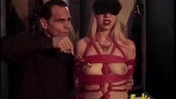 Girl Wonders Into Un donjon et devient un Slave