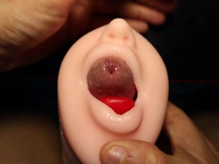 Это лучший мастурбатор в мире и член торчит изо рта