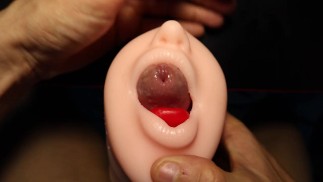 Dies ist der beste Masturbator der Welt und der Schwanz ragt aus dem Mund