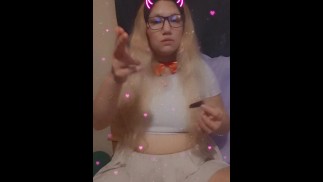 Komm, rauche und trinke mit mir zur Musik. Cute blond sexy