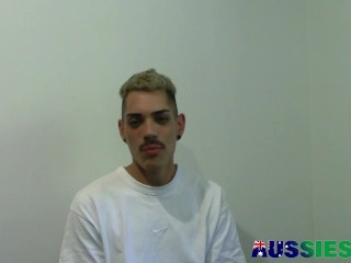 Голубоглазый австралийский гей Беккет мастурбирует свой твердый член