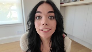 Cute pielęgniarka Ellie wypełnia jej tyłek i bawi się jej cipką