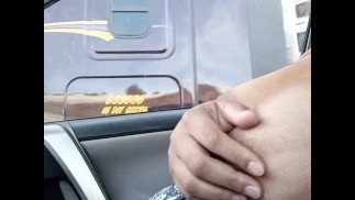 Водитель грузовика показывает мои большие сиськи на автостраде