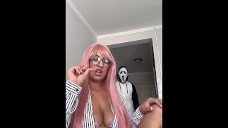 戴着尖叫面具的家伙吮吸秘书的鸡巴