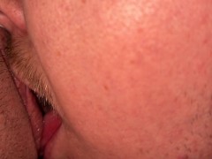 усики пропуск в трусики Пробую писю на вкус впервые - Screenshot 2 of 16 - лижет