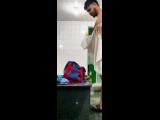Vestirse en el vestuario público después de la sauna y la ducha