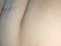 Mujer madura se mete dildo por el culo