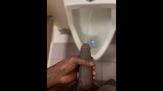 Пришлось поссать в Макдональдс, и я возбудился!!