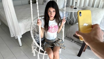 Падчерица позволяет отчиму трахнуть ее, потому что он узнал, что она известная порно Star