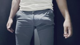 Mój duży boner stał się nieporęczny, więc musiałem go ulżyć.