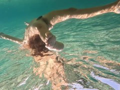 4K Underwater TOTALLY NAKED # Close Up PEE on camera - Screenshot 3 of 16 - Nudist