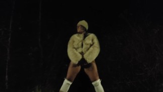 Hot милфа публично писает