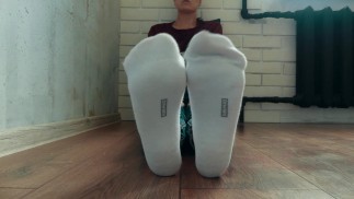 Mädchen in weißen Socken zeigt Füße speziell für Sie, Fußanbetung pov
