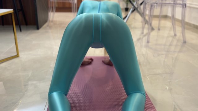 Jerking my pussy off in this spandex suit.