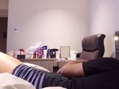 ピンク色のパンティを足に引っ掛けながらの２回連続イキを真上アングルから激写 〜女子大生のリアルな喘ぎ声と色白美肌の鳥肌を堪能する着衣セックス〜 - Screenshot 3 of 16 - アップ映像