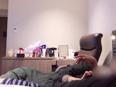 ピンク色のパンティを足に引っ掛けながらの２回連続イキを真上アングルから激写 〜女子大生のリアルな喘ぎ声と色白美肌の鳥肌を堪能する着衣セックス〜 - Screenshot 4 of 16 - 着衣セックス