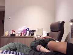 ピンク色のパンティを足に引っ掛けながらの２回連続イキを真上アングルから激写 〜女子大生のリアルな喘ぎ声と色白美肌の鳥肌を堪能する着衣セックス〜 - Screenshot 5 of 16 - 美脚