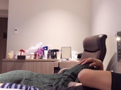 ピンク色のパンティを足に引っ掛けながらの２回連続イキを真上アングルから激写 〜女子大生のリアルな喘ぎ声と色白美肌の鳥肌を堪能する着衣セックス〜 - Screenshot 6 of 16 - ピンクパンティ