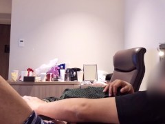 ピンク色のパンティを足に引っ掛けながらの２回連続イキを真上アングルから激写 〜女子大生のリアルな喘ぎ声と色白美肌の鳥肌を堪能する着衣セックス〜 - Screenshot 8 of 16 - アップ映像