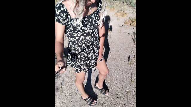 ladyboy hermosa en mini vestido y sandalias camina en publico muy caliente