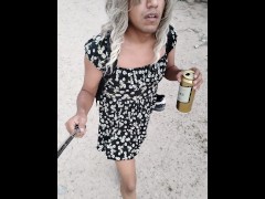 sexy ladyboy camina en publico con minifalda y sandalias muy caliente