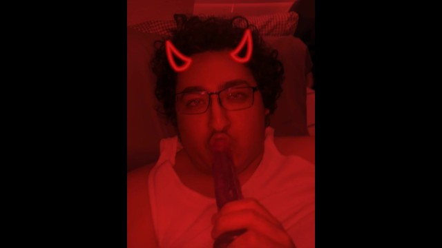 Фильтр Devil Twink подросток сосет член