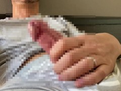 【素人オナニー】接写でイケメン既婚男子がデカチン手コキ射精 - Screenshot 10 of 16 - Bed