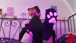 покорная шлюшка FTM дрочит ногами в видео от первого лица