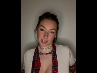 Busty британская студентка-подросток доминирует JOI