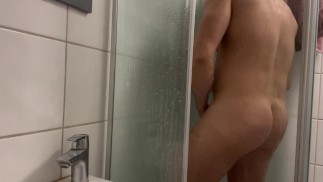 Танцы голышом в душе.