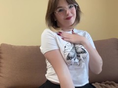 Sexy brunette exposes her waist.