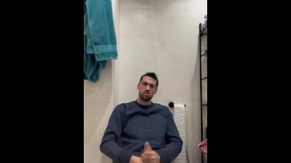 Ragazzo bisessuale si masturba con una sborrata pazzesca