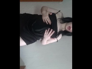 Ночная бабочка хочет быть удовлетворенной.