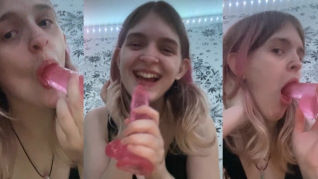 Свежая 18-летняя красотка с ужасным рвотным рефлексом соспли + плюется на фаллоимитатор, наблюдая за Гриффинами