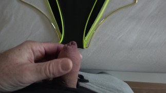 Guy mit Vorhaut kommt über Baywatch Hawaii Badeanzug