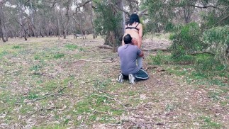 Hot Индийская жена с дядей соседа - Дези Милфа Приготовление Love на открытом воздухе - Лизание большой задницы - Пресса сисек