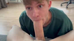 Twink a invité son ami minet avec une grosse bite et l’a séduit en lui faisant une pipe
