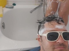 Sexy Frau wäscht den Mann. Amateurpaar mit haariger Muschi, großem Arsch und großen Titten