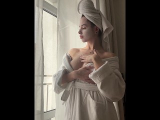 Diana втирает крем в свое тело