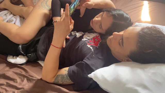 ¡ MI HERMANASTRO ESTA JUGANDO CON SU CELULAR Y YO LE VOY A CHUPAR LA POLLA HASTA  PERDER EL JUEGO