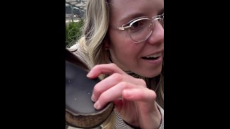 Vous me suivez dans le magasin pendant que je joue avec mes Birkenstocks !