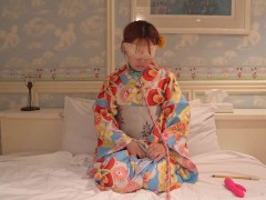 着物をきて、ご主人様に自慰をしているところをみてもらいました。とっても恥ずかしかったです。。。 - Screenshot 1 of 16 - 自慰