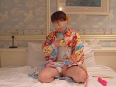 着物をきて、ご主人様に自慰をしているところをみてもらいました。とっても恥ずかしかったです。。。 - Screenshot 4 of 16 - 股縄