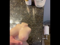 Me follo una muñeca pequeña con mi enorme penne y me vengo más que nunca