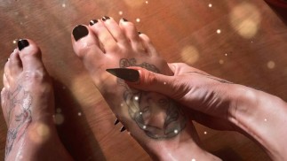 Сексуальный масляный массаж после росписи пальцев ног