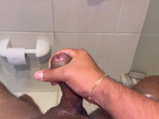 Se masturba en el baño de un hotel en  🇪🇸 España y lo pillan los vecinos