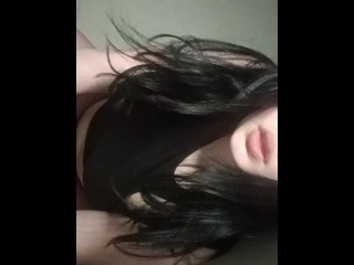 Женщина демонстрирует свое красивое тело и большую грудь.